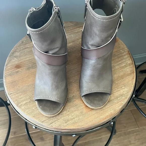 Block Heels - Picture 5 of 6